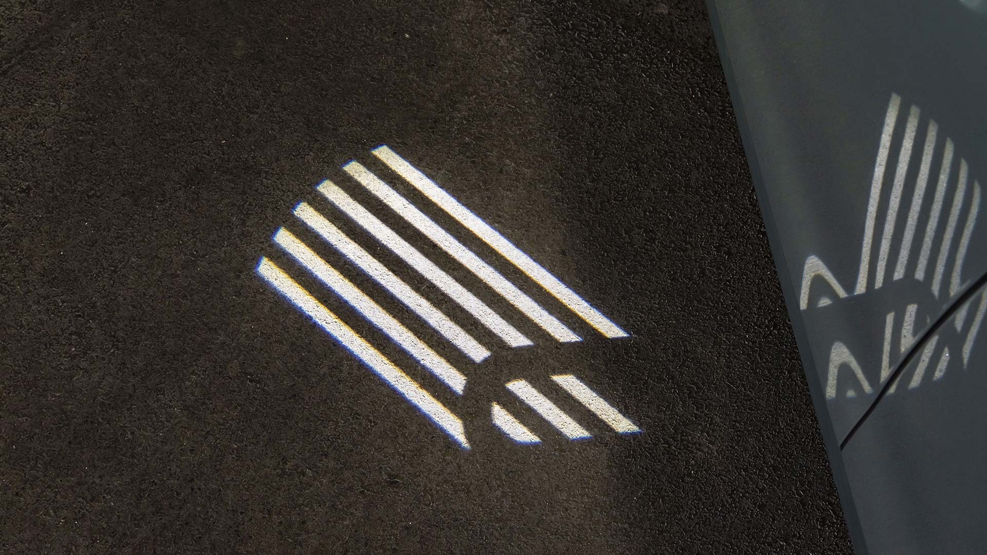    UNTOLD ロゴ・プロジェクション